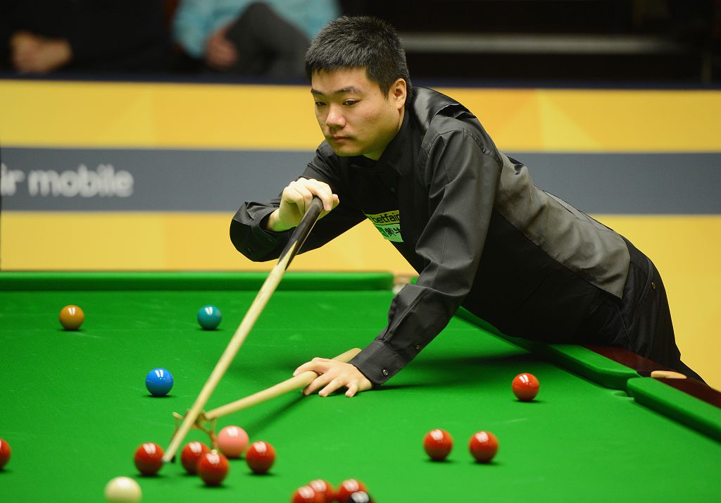 伸脚将球挡 伸脚将球挡